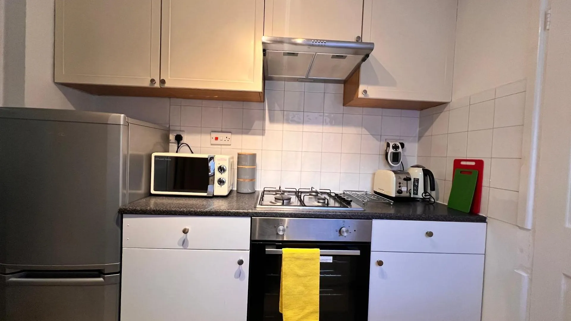 Visit Luton With This 2 Bedroom Rental - Sleeps 6