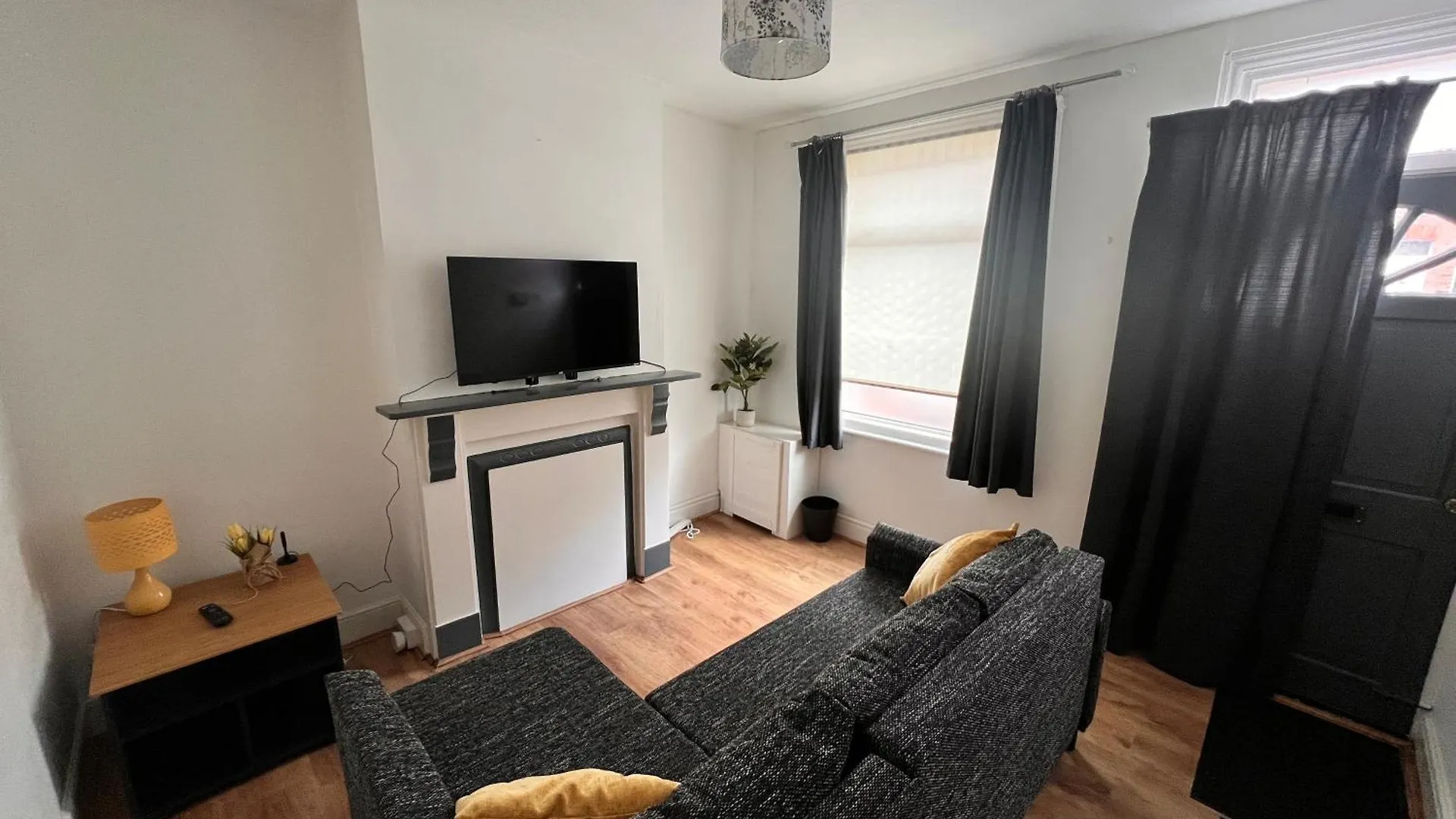 Visit Luton With This 2 Bedroom Rental - Sleeps 6 United Kingdom