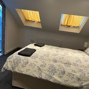 Near Airport Private & Shared Bathroom Option Luton (Bedfordshire)