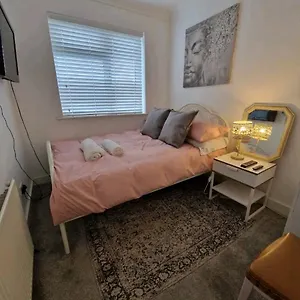  Holiday home Lovely 3 Bedroom House Free Parking